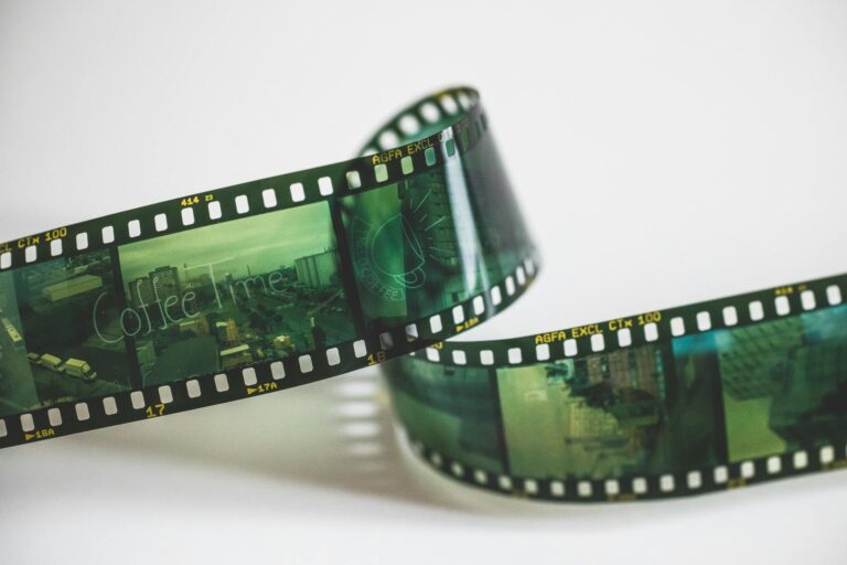 Sztuka pisania recenzji filmowej – jak tworzyć teksty, które inspirują i edukują